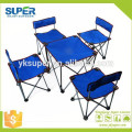 Mesa plegable y sillas de camping con reposapiés